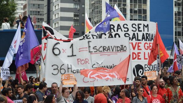 Trabalhadores e movimentos populares protestam na Avenida Paulista, em São Paulo (SP), contra a escala de trabalho 6x1. - Sputnik Brasil