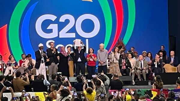 Lula exibe a declaração final do G20 Social em cerimônia de encerramento do evento no Rio de Janeiro. Brasil, 16 de novembro de 2024 - Sputnik Brasil