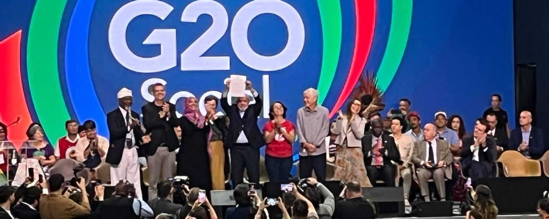 Lula exibe a declaração final do G20 Social em cerimônia de encerramento do evento no Rio de Janeiro. Brasil, 16 de novembro de 2024 - Sputnik Brasil, 1920, 16.11.2024