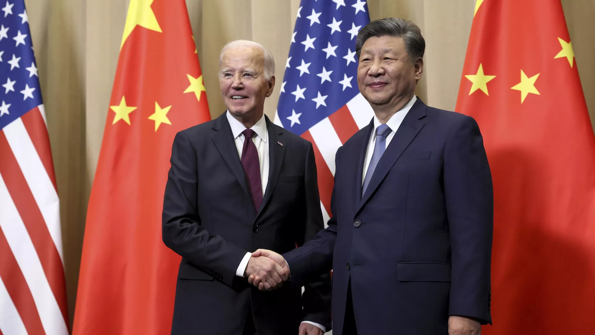 O presidente Joe Biden aperta a mão do presidente chinês Xi Jinping antes de uma reunião bilateral, sábado, 16 de novembro de 2024, em Lima, Peru - Sputnik Brasil, 1920, 16.11.2024