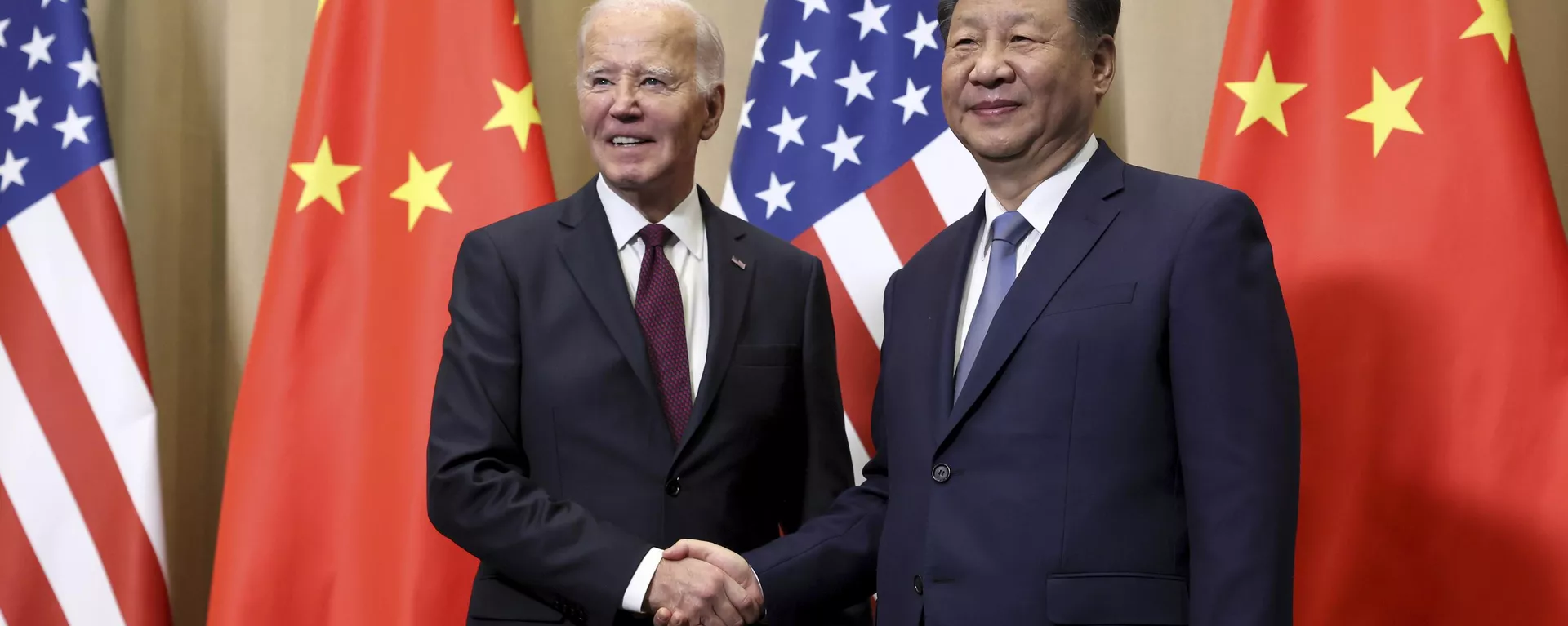 O presidente Joe Biden aperta a mão do presidente chinês Xi Jinping antes de uma reunião bilateral, sábado, 16 de novembro de 2024, em Lima, Peru - Sputnik Brasil, 1920, 16.11.2024