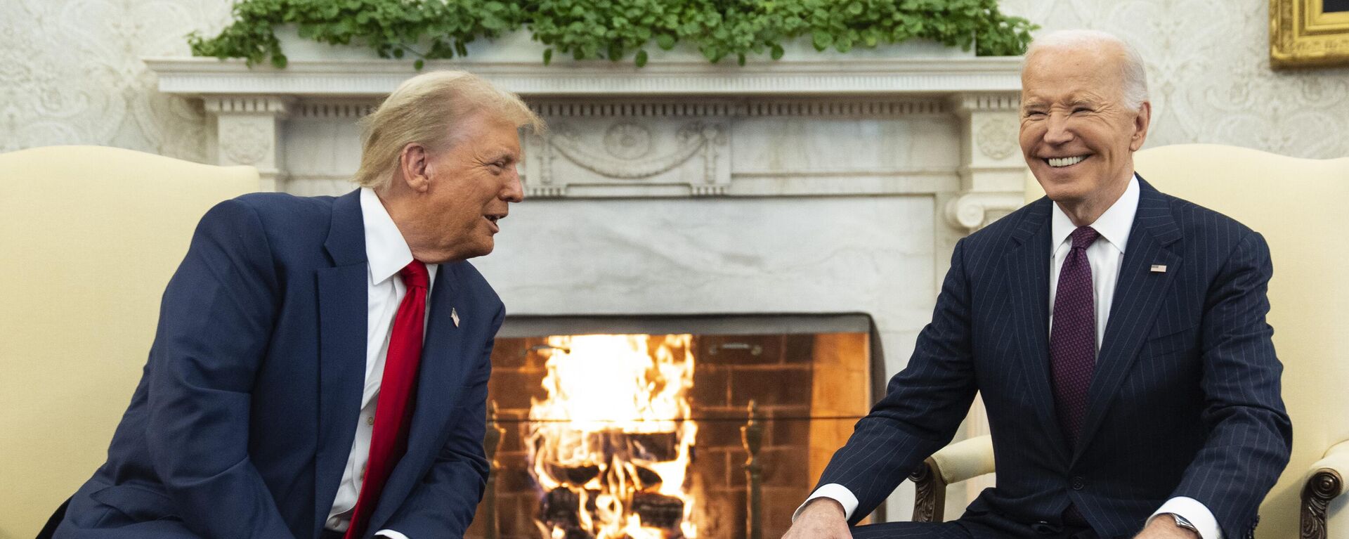 O presidente Joe Biden se reúne com o presidente eleito Donald Trump no Salão Oval da Casa Branca, 13 de novembro de 2024, em Washington. - Sputnik Brasil, 1920, 17.11.2024