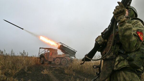 Militares russos do grupo de forças Tsentr (Centro) disparam um lançador múltiplo de foguetes BM-21 Grad em direção a posições ucranianas no setor de Krasnoarmeisk da linha de frente em meio à operação militar especial da Rússia na Ucrânia - Sputnik Brasil