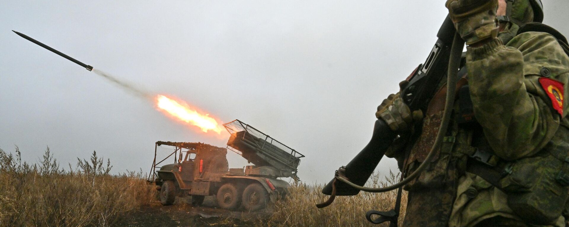 Militares russos do grupo de forças Tsentr (Centro) disparam um lançador múltiplo de foguetes BM-21 Grad em direção a posições ucranianas no setor de Krasnoarmeisk da linha de frente em meio à operação militar especial da Rússia na Ucrânia - Sputnik Brasil, 1920, 22.11.2024