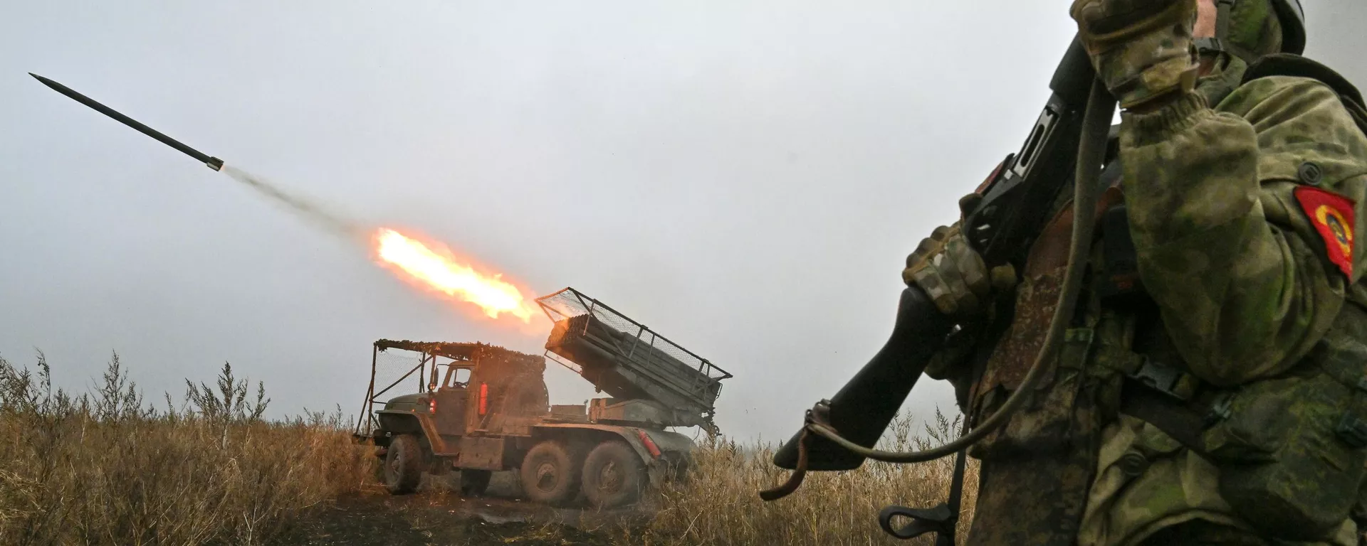 Militares russos do grupo de forças Tsentr (Centro) disparam um lançador múltiplo de foguetes BM-21 Grad em direção a posições ucranianas no setor de Krasnoarmeisk da linha de frente em meio à operação militar especial da Rússia na Ucrânia - Sputnik Brasil, 1920, 21.11.2024