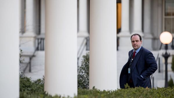 Boris Epshteyn, assistente especial do presidente Donald Trump, entra na ala oeste da Casa Branca em Washington - Sputnik Brasil