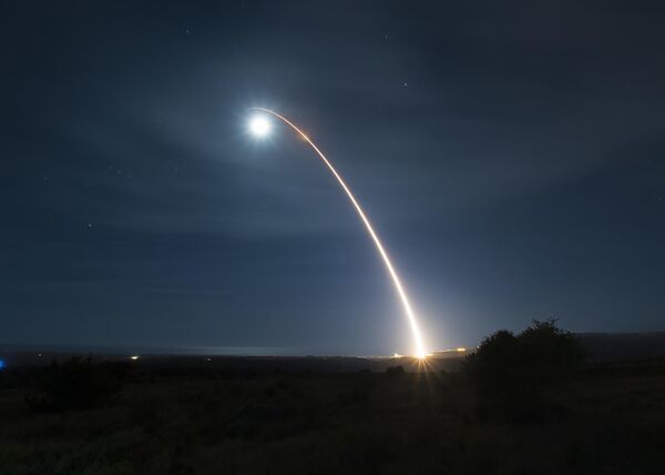 Foto fornecida pela Força Aérea dos EUA mostra o lançamento de um míssil balístico intercontinental Minuteman III desarmado durante um teste de desenvolvimento na Base Aérea de Vandenberg, Califórnia, 5 de fevereiro de 2020 - Sputnik Brasil