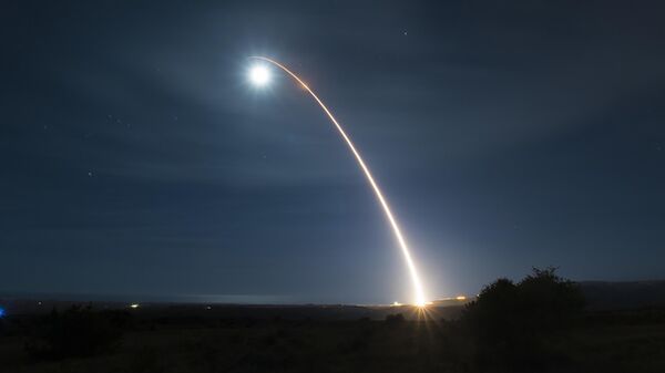 Foto fornecida pela Força Aérea dos EUA mostra o lançamento de um míssil balístico intercontinental Minuteman III desarmado durante um teste de desenvolvimento na Base Aérea de Vandenberg, Califórnia, 5 de fevereiro de 2020 - Sputnik Brasil