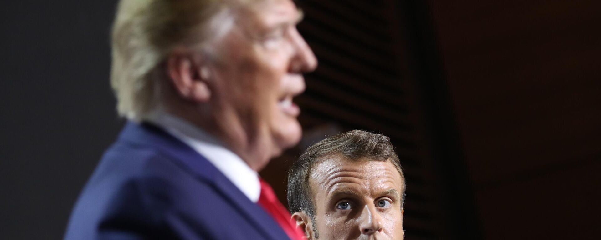 O presidente Donald Trump e o presidente francês Emmanuel Macron participam de uma coletiva de imprensa conjunta na cúpula do G7 em Biarritz, França, 26 de agosto de 2019 - Sputnik Brasil, 1920, 14.02.2025