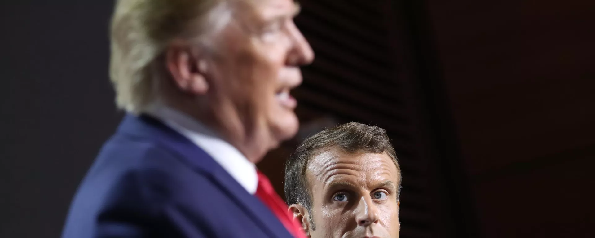 O presidente Donald Trump e o presidente francês Emmanuel Macron participam de uma coletiva de imprensa conjunta na cúpula do G7 em Biarritz, França, 26 de agosto de 2019 - Sputnik Brasil, 1920, 09.02.2025