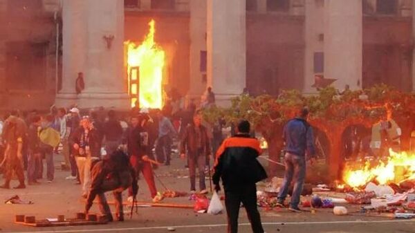 Pouco antes da tragédia, membros de grupos nacionalistas radicais pró-Maidan, bem como hooligans do futebol Ultras, chegaram a Odessa e organizaram uma marcha Pela Unidade da Ucrânia, que terminou em confrontos, com bandidos ateando fogo às tendas montadas por manifestantes anti-Maidan na Praça Kulikovo Pole. Ativistas anti-Maidan tentaram se defender recuando para a Casa dos Sindicatos. Os radicais bloquearam as saídas do prédio. Um incêndio começou logo em seguida - Sputnik Brasil