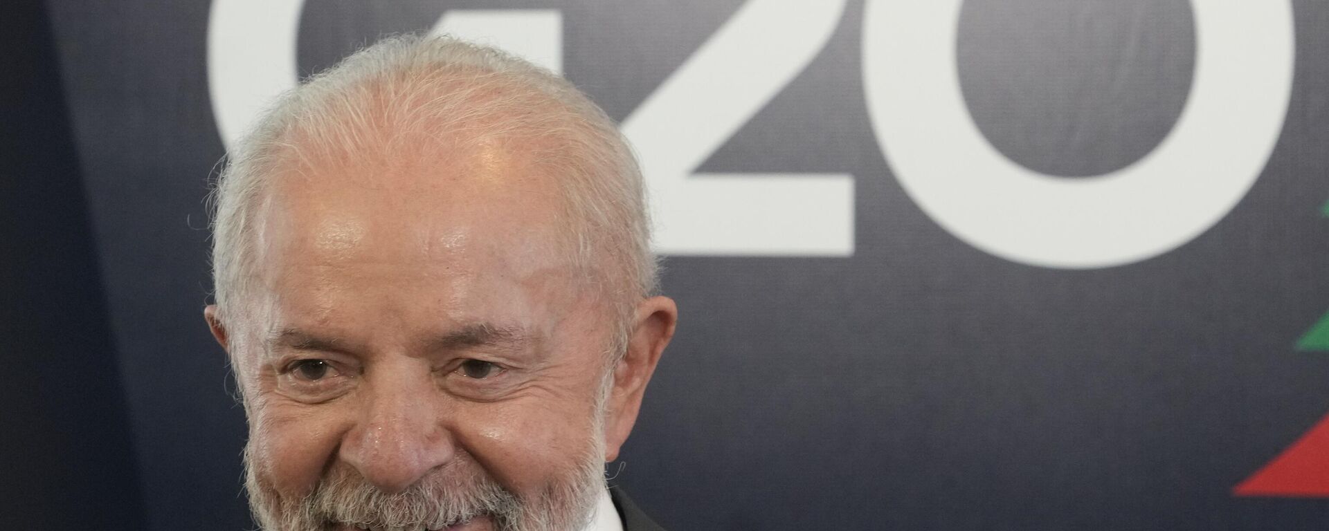 O presidente brasileiro Luiz Inácio Lula da Silva sorri durante reuniões bilaterais um dia antes da abertura da Cúpula do G20, no Rio de Janeiro, 17 de novembro de 2024 - Sputnik Brasil, 1920, 18.11.2024