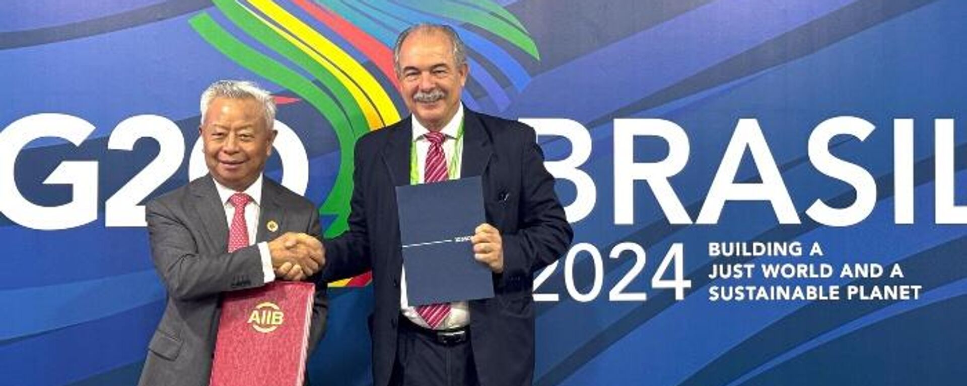 O presidente do Banco Nacional de Desenvolvimento Econômico e Social
(BNDES), Aloizio Mercadante (à direita), e o presidente do Banco Asiático de Investimento em Infraestrutura
(AIIB, na sigla em inglês), Jin Liqun, assinam memorando para investimentos no Brasil O presidente do Banco Nacional de Desenvolvimento Econômico e Social
(BNDES), Aloizio Mercadante (à direita), e o presidente do Banco Asiático de Investimento em Infraestrutura
(AIIB, na sigla em inglês), Jin Liqun, assinam memorando para investimentos no Brasil - Sputnik Brasil, 1920, 18.11.2024