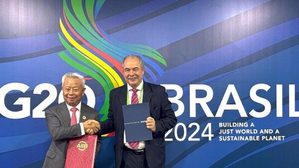 O presidente do Banco Nacional de Desenvolvimento Econômico e Social
(BNDES), Aloizio Mercadante (à direita), e o presidente do Banco Asiático de Investimento em Infraestrutura
(AIIB, na sigla em inglês), Jin Liqun, assinam memorando para investimentos no Brasil - Sputnik Brasil