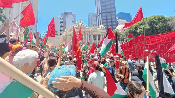 Manifestantes pró-Palestina congregam no centro do Rio de Janeiro durante a Cúpula de Chefes de Estado do G20, em 18 de novembro de 2024 - Sputnik Brasil