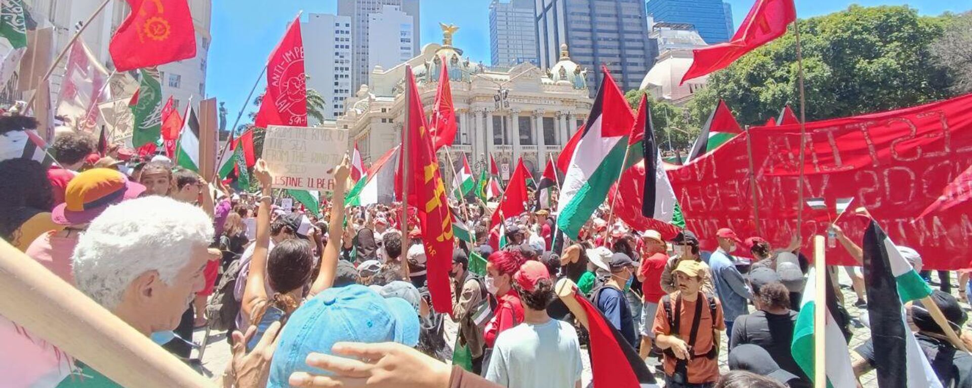 Manifestantes pró-Palestina congregam no centro do Rio de Janeiro durante a Cúpula de Chefes de Estado do G20, em 18 de novembro de 2024 - Sputnik Brasil, 1920, 18.11.2024