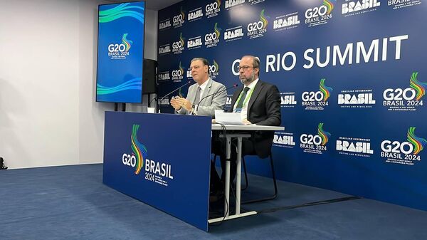 Carlos Fávaro, ministro da Agricultura e Pecuária do Brasil, e Alexandre Silveira, ministro de Minas e Energia, durante entrevista coletiva no primeiro dia da Cúpula do G20 - Sputnik Brasil