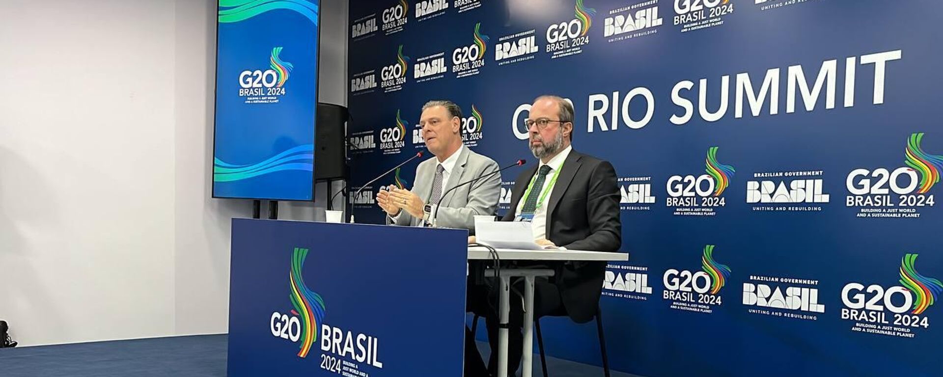 Carlos Fávaro, ministro da Agricultura e Pecuária do Brasil, e Alexandre Silveira, ministro de Minas e Energia, durante entrevista coletiva no primeiro dia da Cúpula do G20 - Sputnik Brasil, 1920, 18.11.2024