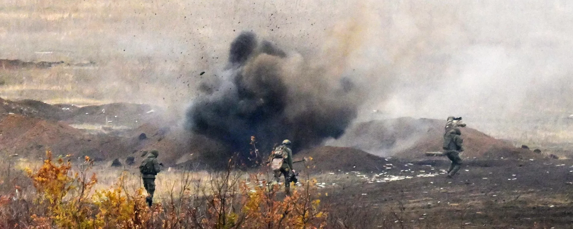 Tropas de assalto ocupam uma fortaleza durante o treinamento de combate das unidades de assalto da 30ª Brigada de Infantaria Motorizada do Distrito Militar Central na República Popular de Donetsk. - Sputnik Brasil, 1920, 24.11.2025
