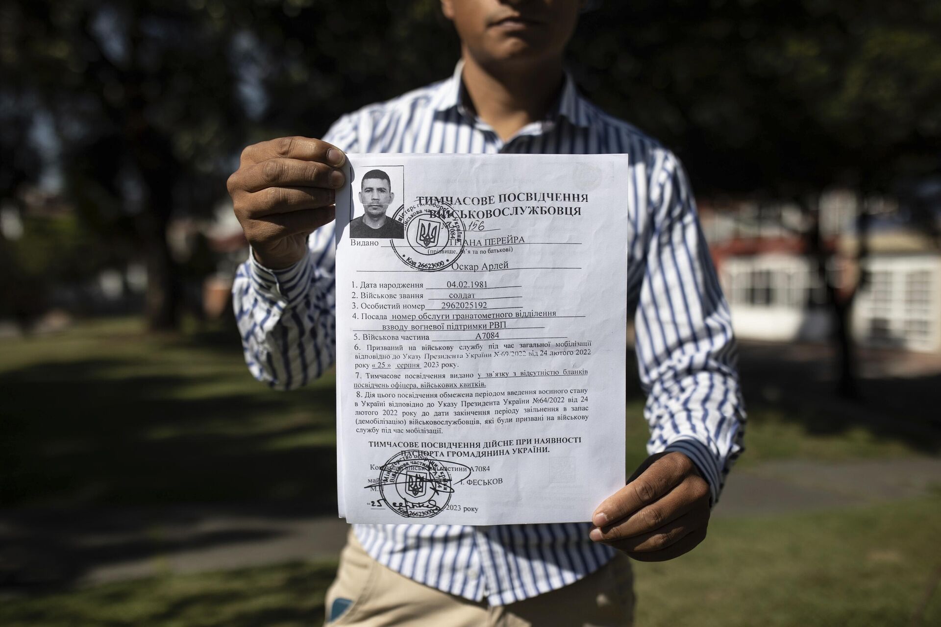 Diego Fernando Espitia, primo do soldado colombiano Oscar Arley Triana, que desapareceu na guerra na Ucrânia, mostra os documentos de entrada de seu primo no Exército ucraniano, em Bogotá, Colômbia, 10 de janeiro de 2024. A unidade militar ucraniana onde Triana estava servindo confirmou à AP que Triana está oficialmente desaparecido, mas não revelou nenhum detalhe das circunstâncias em que ele desapareceu. - Sputnik Brasil, 1920, 19.11.2024