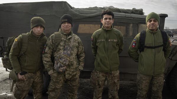 Veteranos colombianos que se juntaram às Forças Armadas ucranianas para combater a Rússia posam para uma foto perto de seu Humvee na linha de frente próximo da cidade de Liman, República Popular de Donetsk, 29 de janeiro de 2024. - Sputnik Brasil