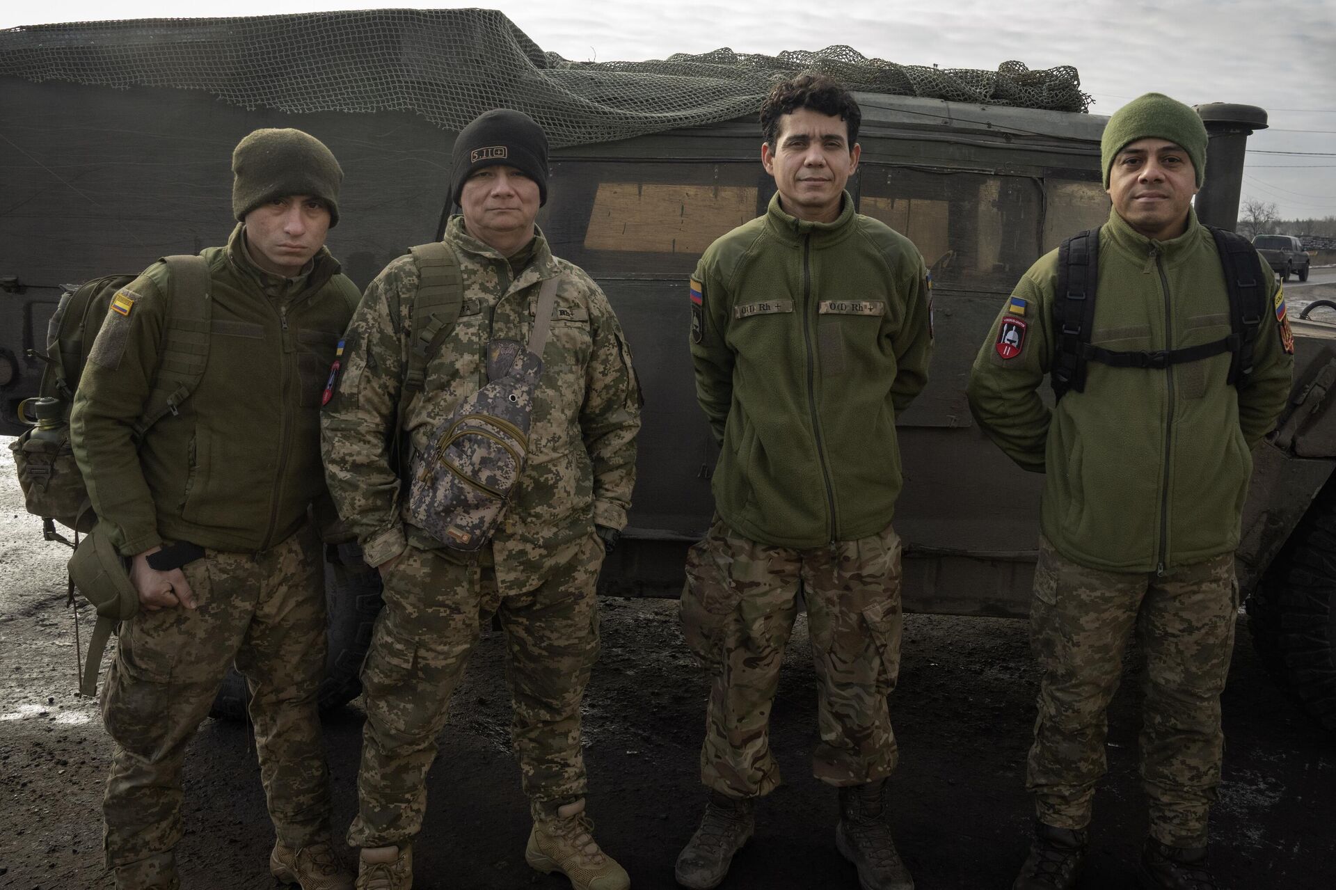 Veteranos colombianos que se juntaram às Forças Armadas ucranianas para combater a Rússia posam para uma foto perto de seu Humvee na linha de frente próximo da cidade de Liman, República Popular de Donetsk, 29 de janeiro de 2024. - Sputnik Brasil, 1920, 30.12.2024