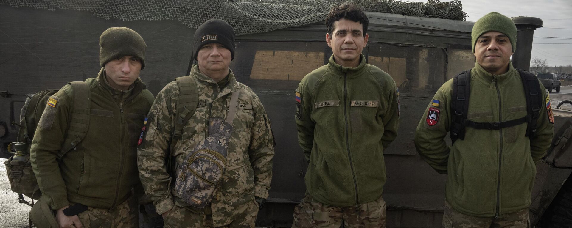 Veteranos colombianos que se juntaram às Forças Armadas ucranianas para combater a Rússia posam para uma foto perto de seu Humvee na linha de frente próximo da cidade de Liman, República Popular de Donetsk, 29 de janeiro de 2024. - Sputnik Brasil, 1920, 17.02.2025