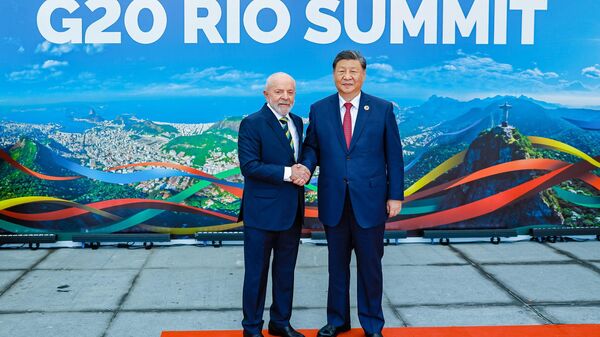 O presidente Luiz Inácio Lula da Silva recebe o presidente da República Popular da China, Xi Jinping, durante cumprimentos aos líderes do G20, 18 de novembro de 2024 - Sputnik Brasil