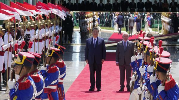 O presidente do Brasil, Luiz Inácio Lula da Silva, à direita, ao lado do presidente da China, Xi Jinping, durante uma cerimônia de boas-vindas no Palácio da Alvorada em Brasília, Brasil, 20 de novembro de 2024 - Sputnik Brasil