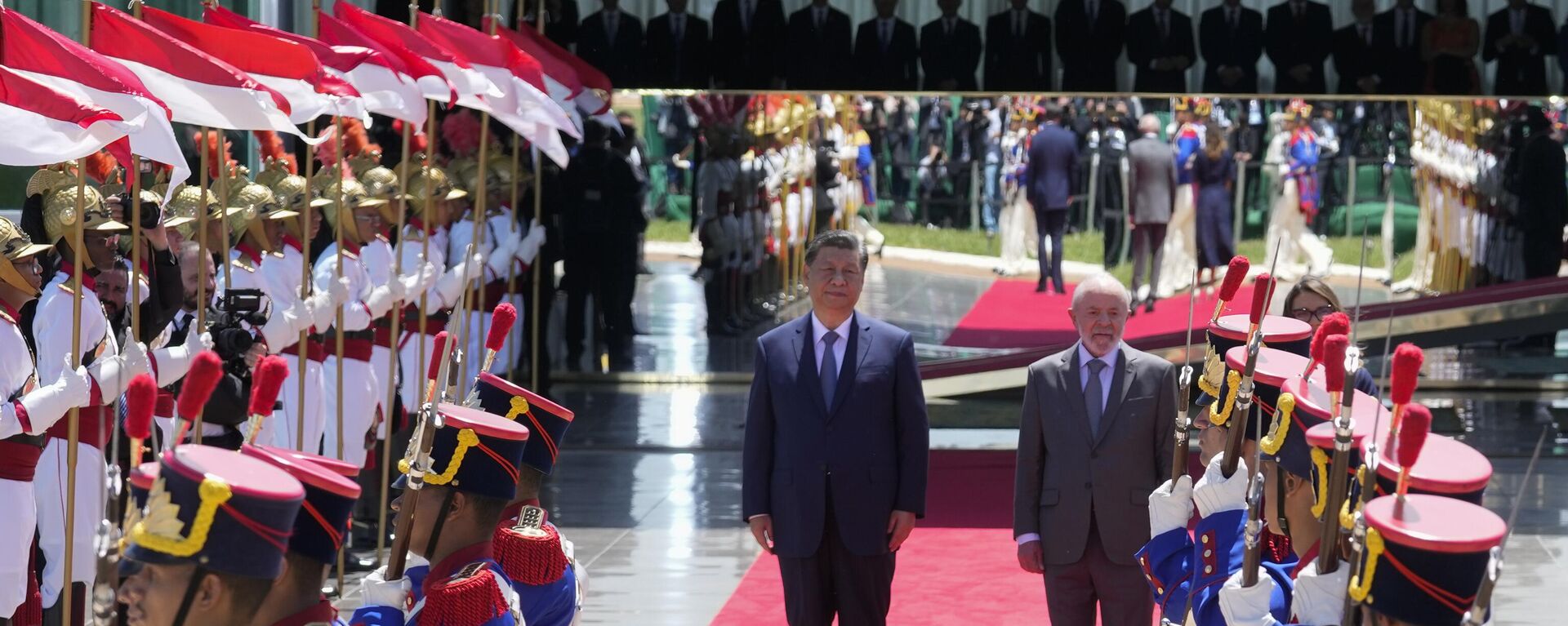 O presidente do Brasil, Luiz Inácio Lula da Silva, à direita, ao lado do presidente da China, Xi Jinping, durante uma cerimônia de boas-vindas no Palácio da Alvorada em Brasília, Brasil, 20 de novembro de 2024 - Sputnik Brasil, 1920, 20.11.2024