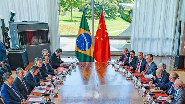 Reunião ampliada entre Brasil e China com a presença do presidente do Brasil, Luiz Inácio Lula da Silva, e seu homólogo chinês, Xi Jinping, no Palácio da Alvorada. Brasília, em 20 de novembro de 2024. - Sputnik Brasil