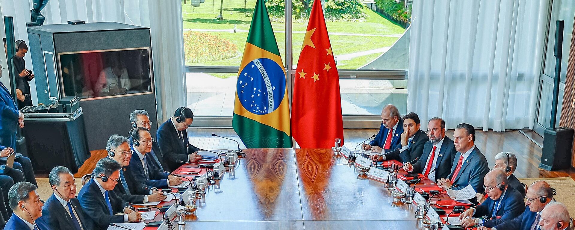 Reunião ampliada entre Brasil e China com a presença do presidente do Brasil, Luiz Inácio Lula da Silva, e seu homólogo chinês, Xi Jinping, no Palácio da Alvorada. Brasília, em 20 de novembro de 2024. - Sputnik Brasil, 1920, 20.12.2024