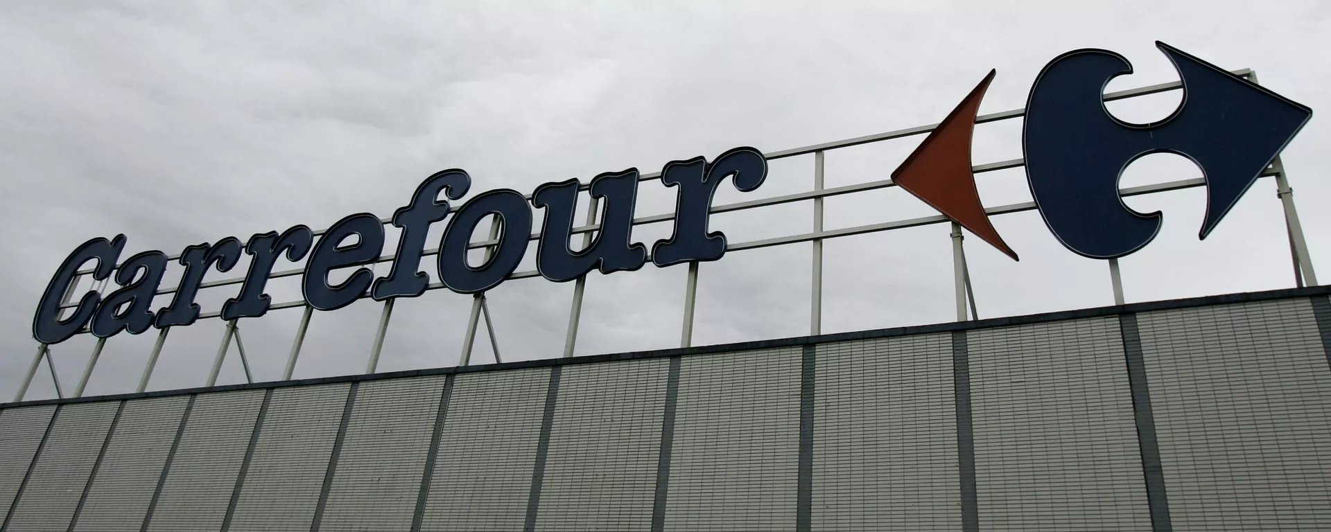 Fachada do supermercado Carrefour em dia nublado na Bélgica. Europa, 27 de fevereiro de 2010 - Sputnik Brasil, 1920, 26.11.2024