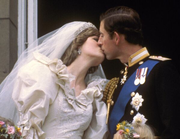 O príncipe Charles, do Reino Unido, beija sua noiva, Diana Spencer, na sacada do Palácio de Buckingham, em Londres, após o casamento, em 29 de julho de 1981. - Sputnik Brasil