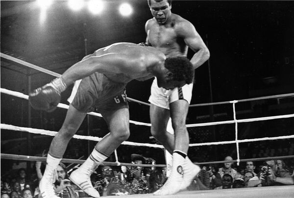 Luta dos pugilistas Muhammad Ali, à direita, e o então campeão mundial George Foreman, em 30 de outubro de 1974 no Zaire, é considerada um dos maiores combates de boxe do século XX. - Sputnik Brasil