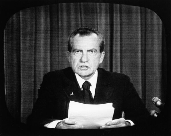 Nesta foto, tirada de uma tela de televisão transmitindo uma reportagem especial da NBC, o presidente dos EUA Richard Nixon aparece em rede nacional de televisão, em 8 de agosto de 1974, para anunciar sua renúncia. - Sputnik Brasil