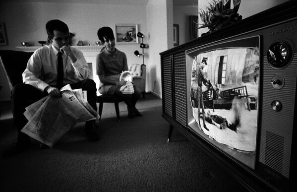 Um homem e uma mulher assistindo a uma filmagem sobre a Guerra do Vietnã em uma televisão na sala de estar, 13 de fevereiro de 1968. - Sputnik Brasil