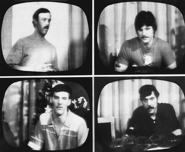 Esta foto, tirada de um monitor de televisão da NBC-TV em Nova York, em 26 de dezembro de 1980, mostra alguns dos reféns norte-americanos enviando mensagens para suas famílias e amigos a partir de Teerã. - Sputnik Brasil