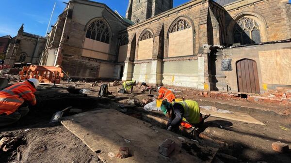 Arqueólogos dos serviços arqueológicos da Universidade de Leicester (ULAS, na sigla em inglês) começam a trabalhar na Catedral de Leicester onde foi encontrado um sepultamento em massa - Sputnik Brasil