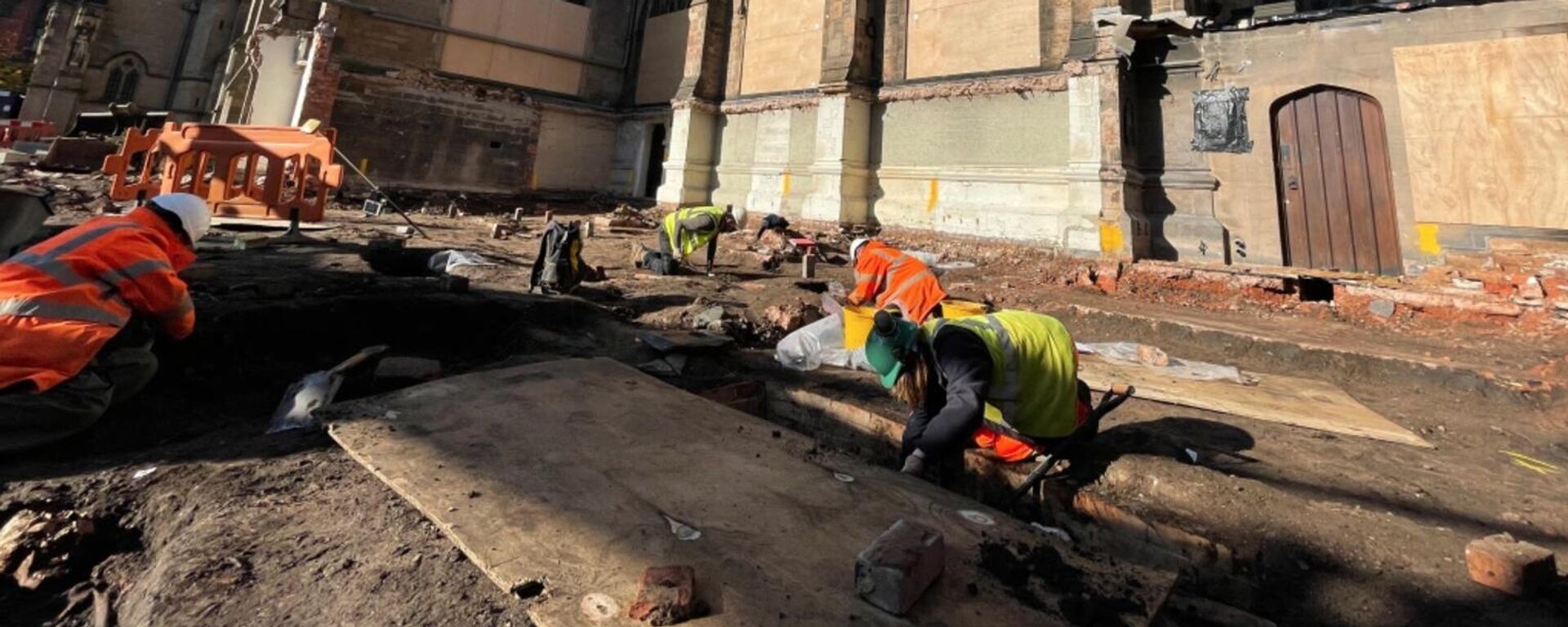 Arqueólogos dos serviços arqueológicos da Universidade de Leicester (ULAS, na sigla em inglês) começam a trabalhar na Catedral de Leicester onde foi encontrado um sepultamento em massa - Sputnik Brasil, 1920, 21.11.2024