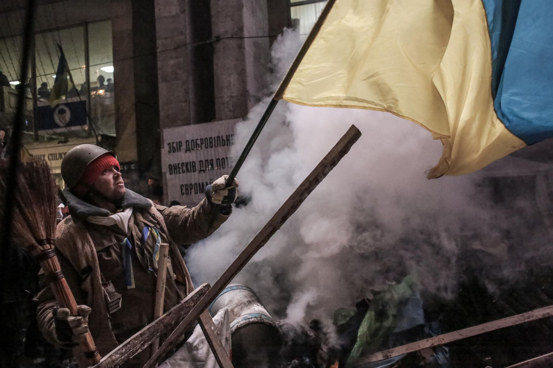 Um defensor da integração à União Europeia nas barricadas da Praça da Independência, em Kiev. - Sputnik Brasil, 1920, 21.11.2024