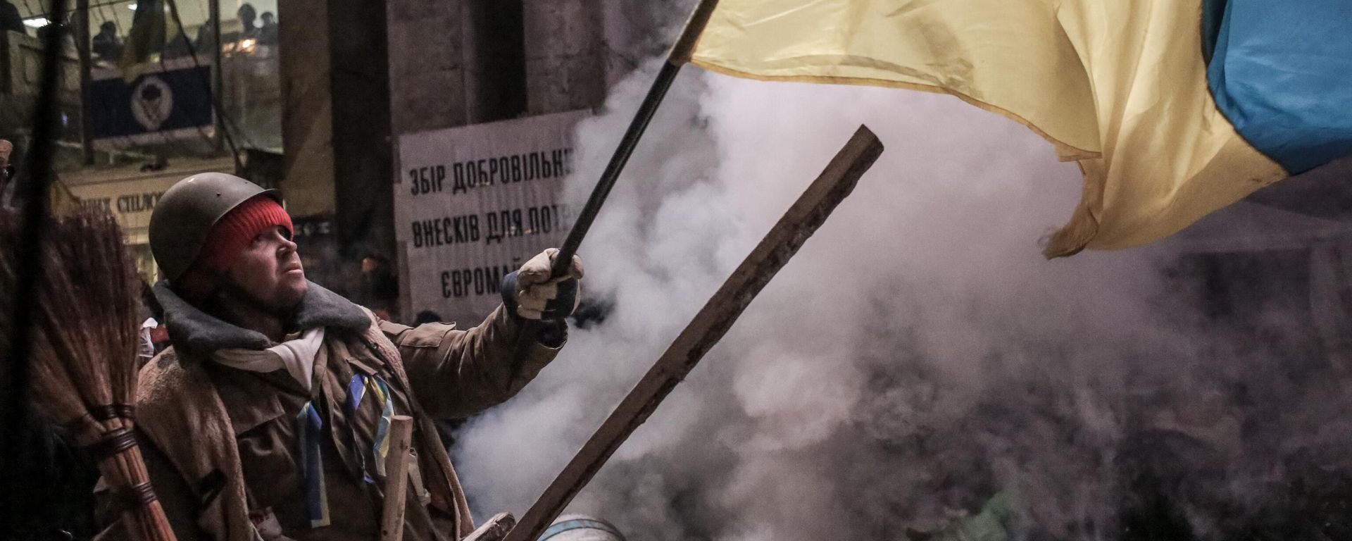 Um defensor da adesão da Ucrânia à União Europeia (UE) nas barricadas da praça da Independência, em Kiev - Sputnik Brasil, 1920, 21.09.2026