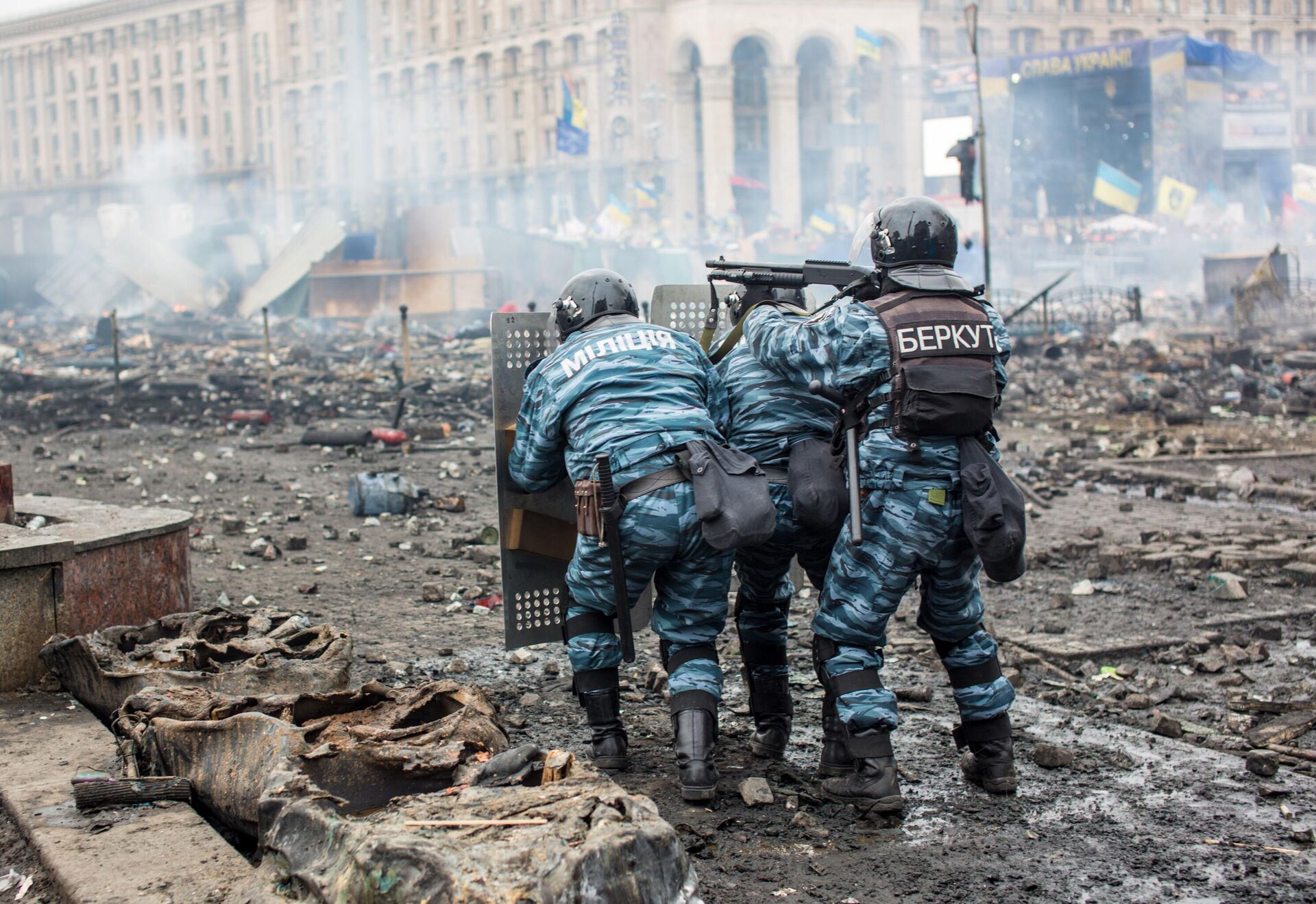 Policiais na Praça da Independência, em Kiev, onde manifestantes e policiais estão se enfrentando. - Sputnik Brasil, 1920, 21.11.2024