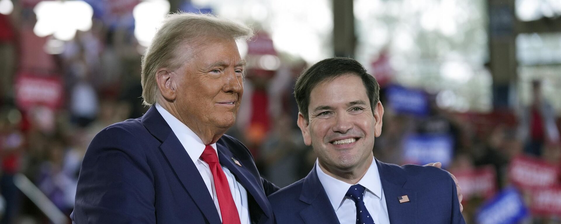 Então candidato à presidência Donald Trump cumprimenta o senador Marco Rubio durante um comício de campanha, em Raleigh, EUA, 4 de novembro de 2024 - Sputnik Brasil, 1920, 21.11.2024