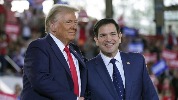 O então candidato à presidência dos EUA Donald Trump cumprimenta o então senador Marco Rubio durante um comício de campanha, em Raleigh, EUA, em 4 de novembro de 2024 - Sputnik Brasil