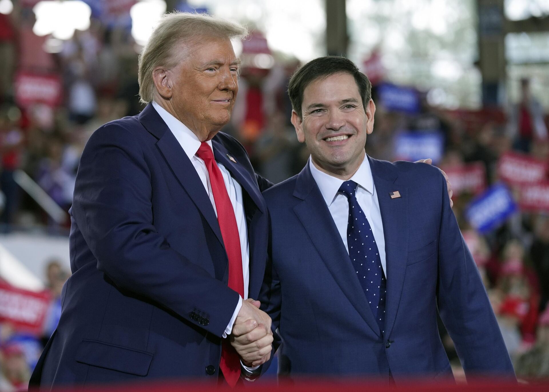 Então candidato à presidência Donald Trump cumprimenta o senador Marco Rubio durante um comício de campanha, em Raleigh, EUA, 4 de novembro de 2024