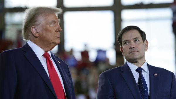 Então candidato à Presidência da República dos EUA, Donald Trump, fala com o senador Marco Rubio, durante comício de campanha em Raleigh, Carolina do Norte. EUA, 4 de novembro de 2024 - Sputnik Brasil