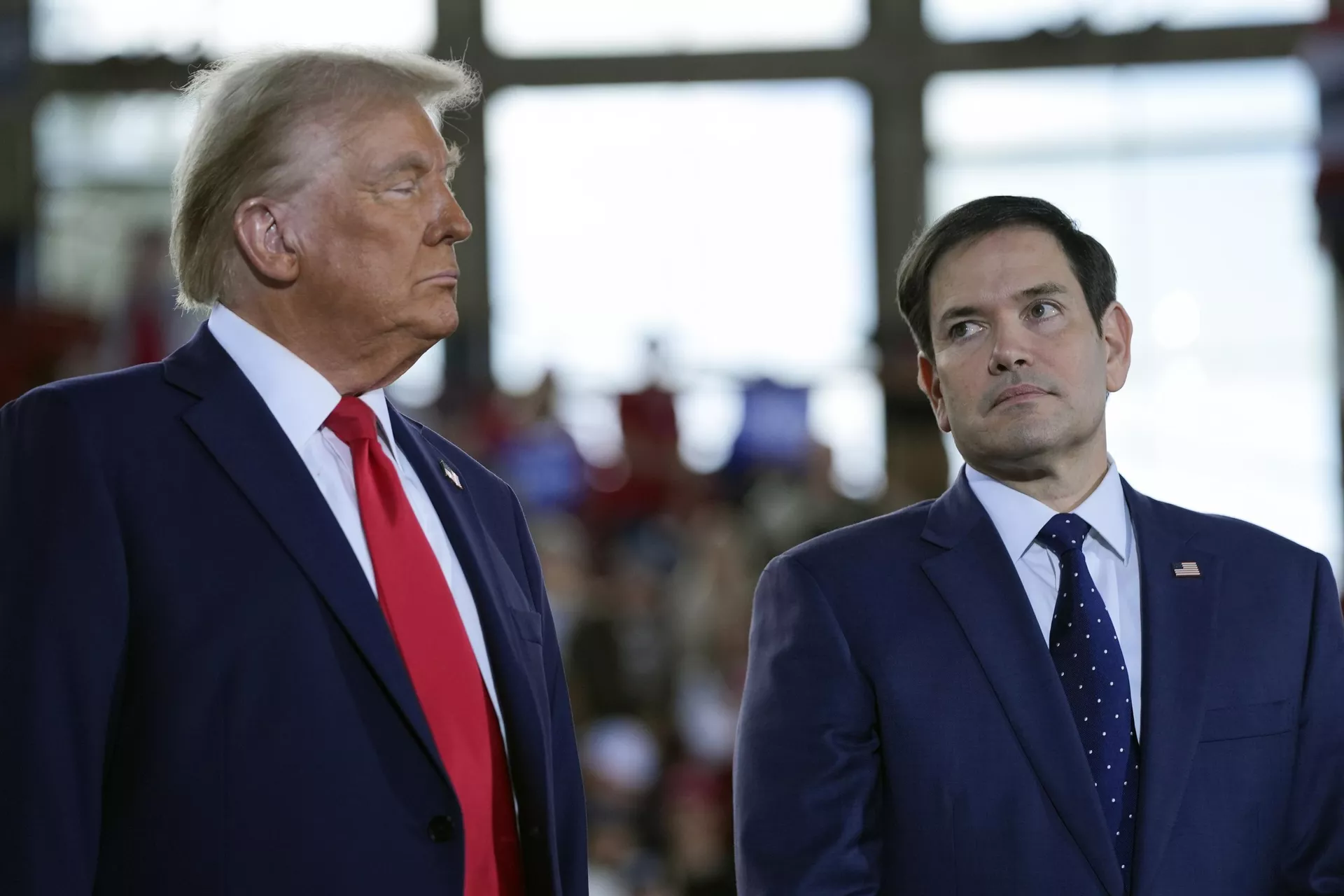 Então candidato à presidência da República dos EUA, Donald Trump, fala com o senador Marco Rubio, durante comício de campanha em Raleigh, Carolina do Norte, EUA, 4 de novembro de 2024 - Sputnik Brasil, 1920, 21.11.2024