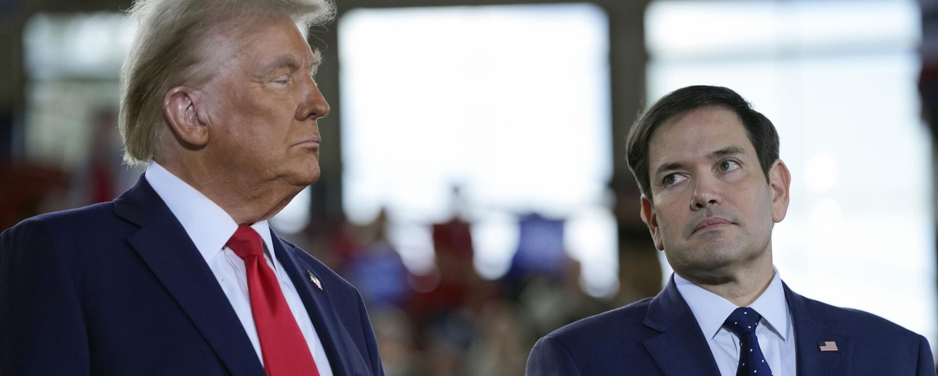 Então candidato à presidência da República dos EUA, Donald Trump, fala com o senador Marco Rubio, durante comício de campanha em Raleigh, Carolina do Norte, EUA, 4 de novembro de 2024 - Sputnik Brasil, 1920, 25.03.2025