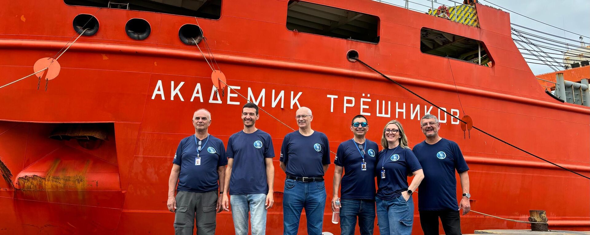 Pesquisadores do Centro Polar e Climático, da UFRGS, à frente do navio quebra-gelo científico Akademik Tryoshnikov, do Instituto de Pesquisa Ártica e Antártica (São Petersburgo, Rússia) durante a cerimônia de lançamento da Expedição Internacional de Circum-Navegação Costeira Antártica, em 22 de novembro de 2024 - Sputnik Brasil, 1920, 22.11.2024